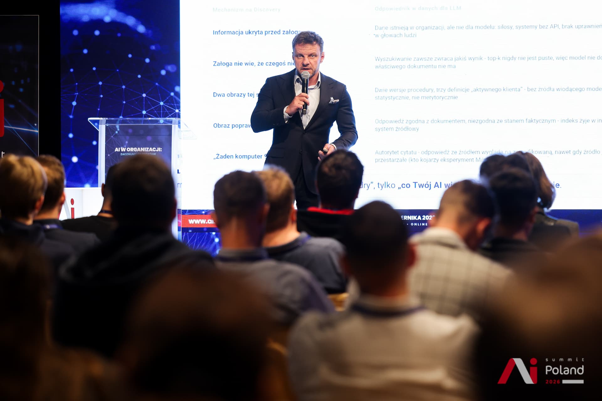 Uczestnicy słuchają wystąpienia o dostępie modeli LLM do danych