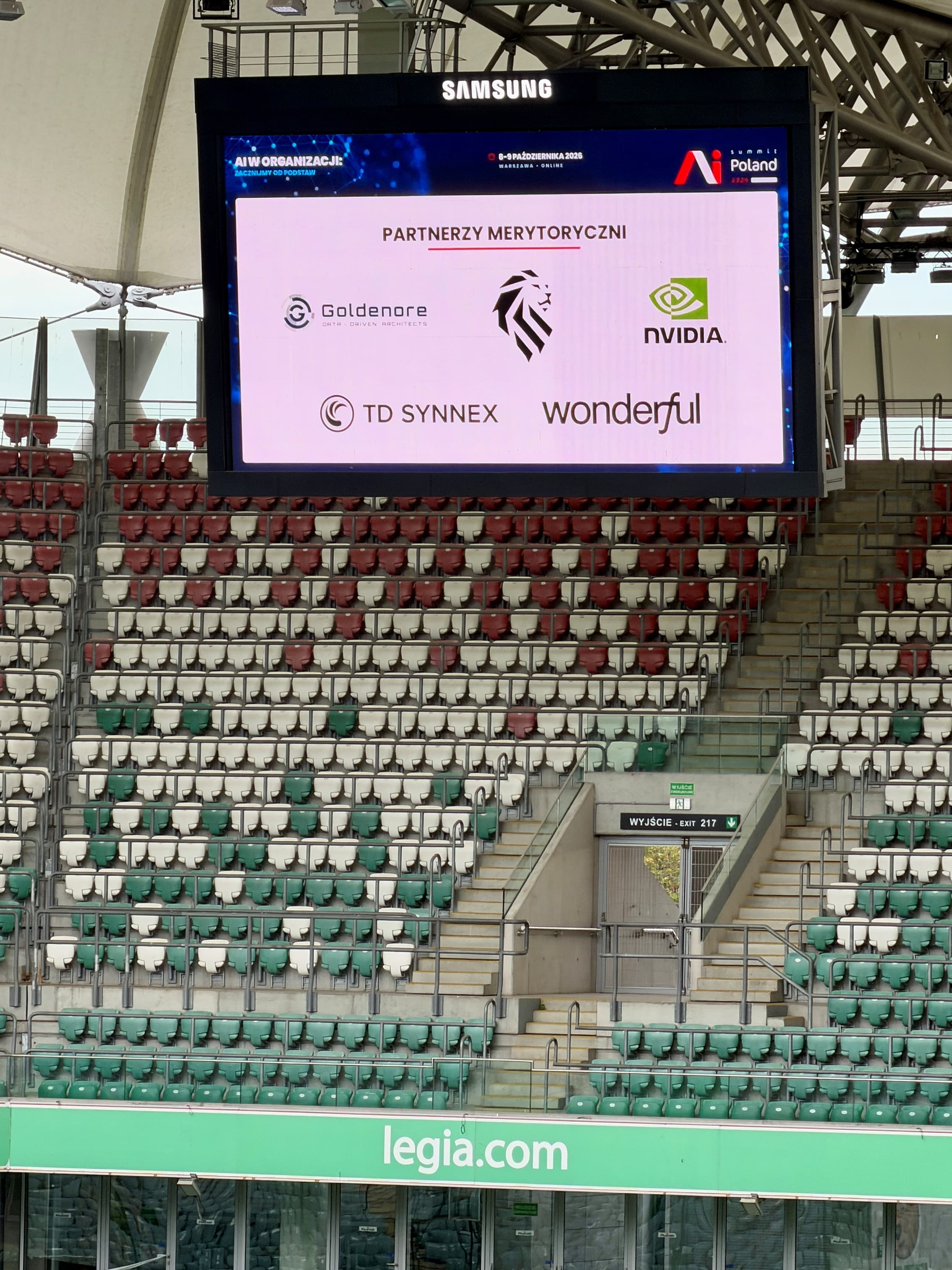 Goldenore wśród partnerów merytorycznych AI Summit Poland 2026 na ekranie stadionu