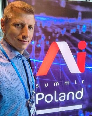 Piotr Boguszewski przy oznaczeniu AI Summit Poland 2026
