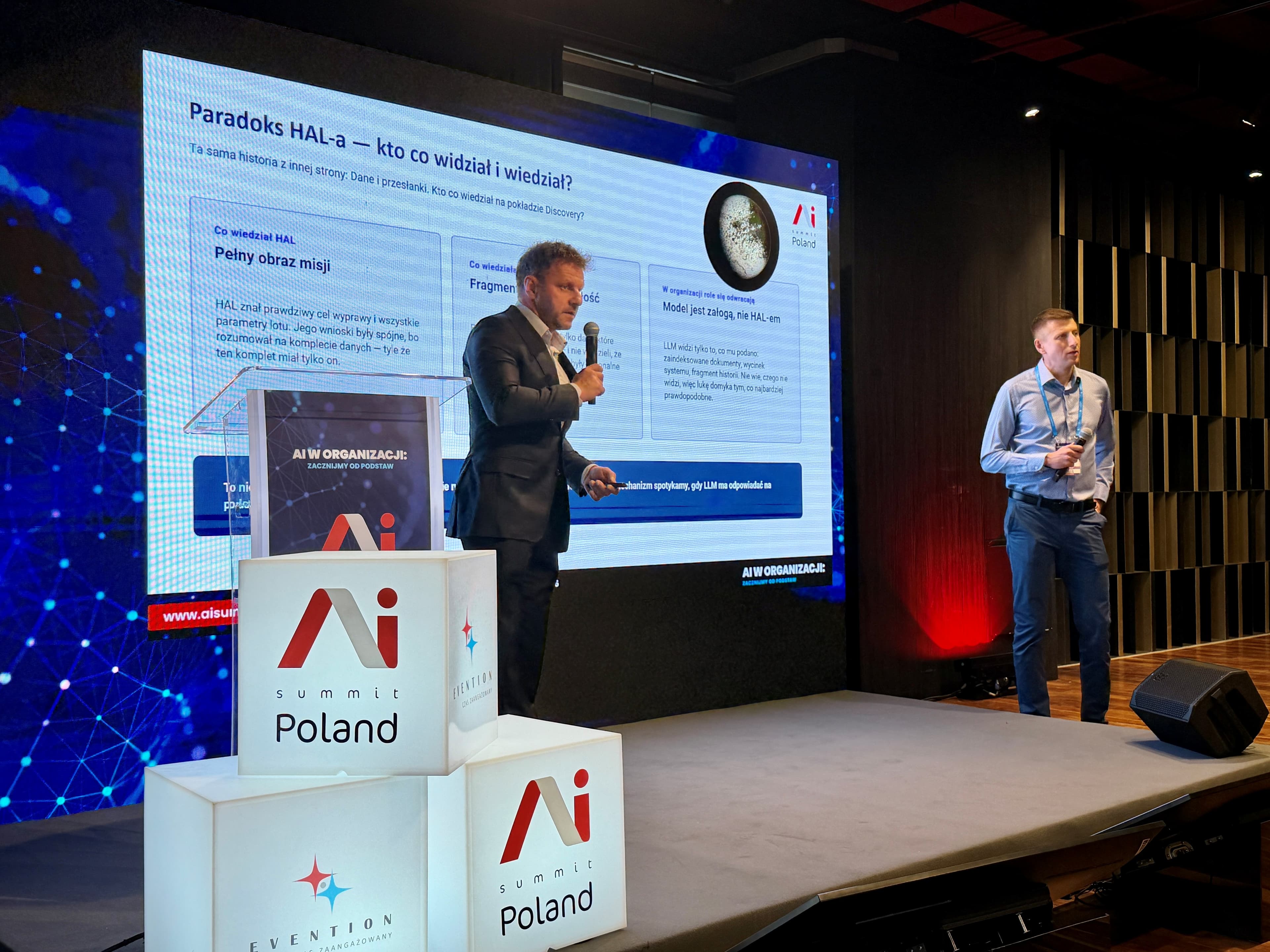 Prelegenci Goldenore na scenie podczas omówienia paradoksu HAL-a