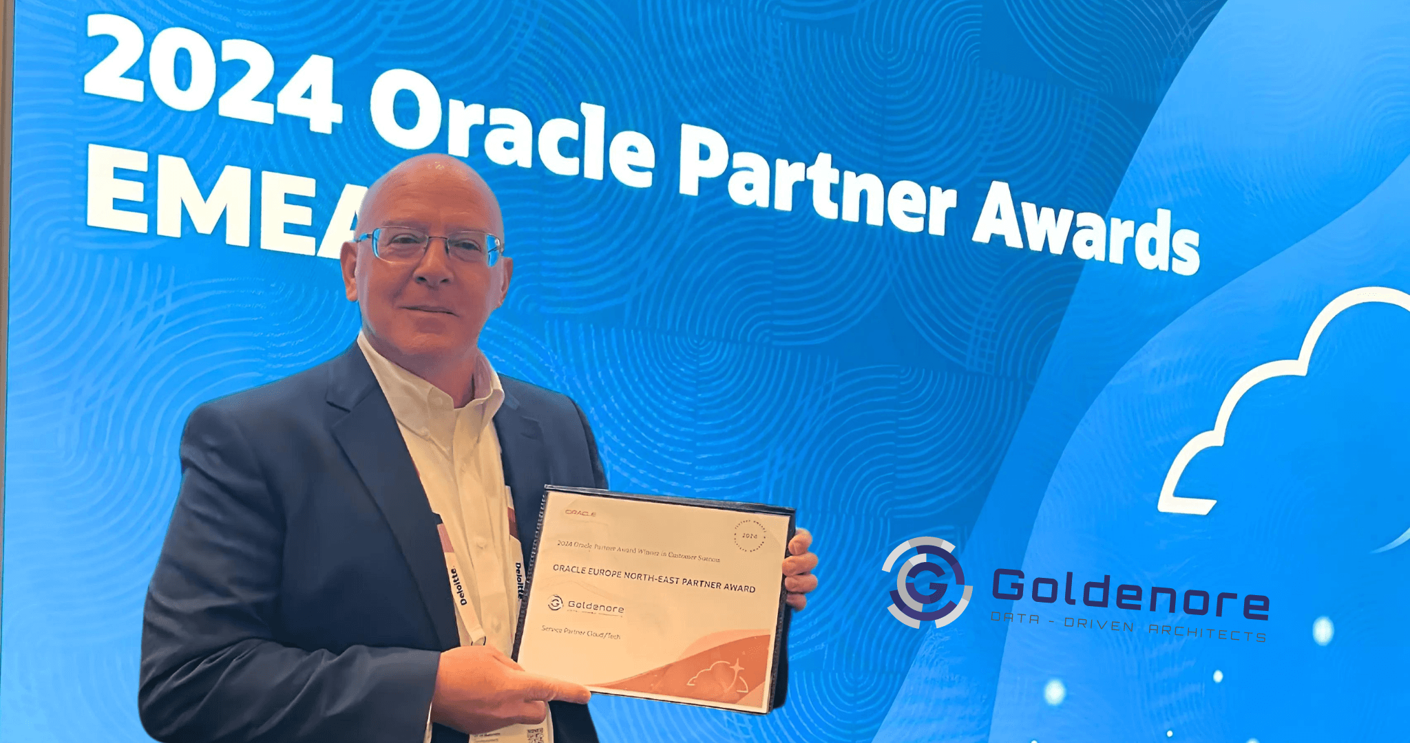 Wiceprezes Goldenore ds. rozwoju biznesu odbiera nagrodę Oracle Partner Award 2024.